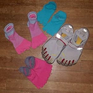 Vibram FiveFingers w/ 3 pairs of Injiji socks